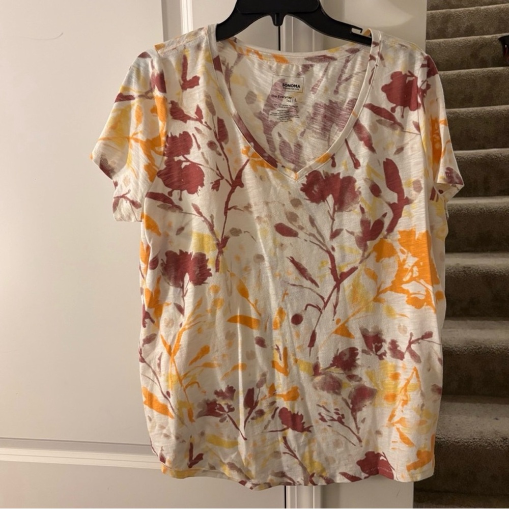 Sonoma everyday Short Sleeve V-Neck Tee with Rust orange red Floral Print L